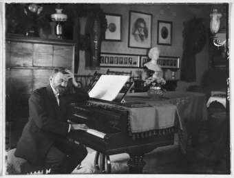 Richard Stöhr at the piano in his music salon, ca. 1925.